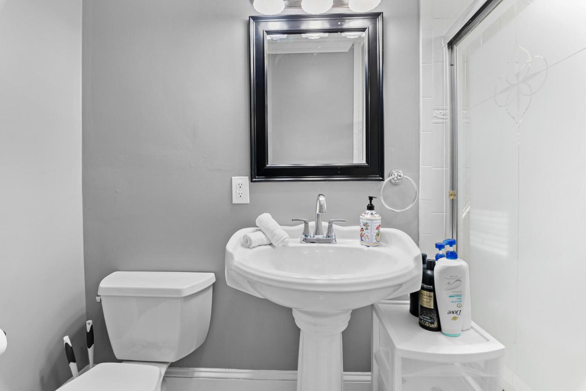 Spacious Apartments Near Ashmont - Evonify Stays Бостон Экстерьер фото