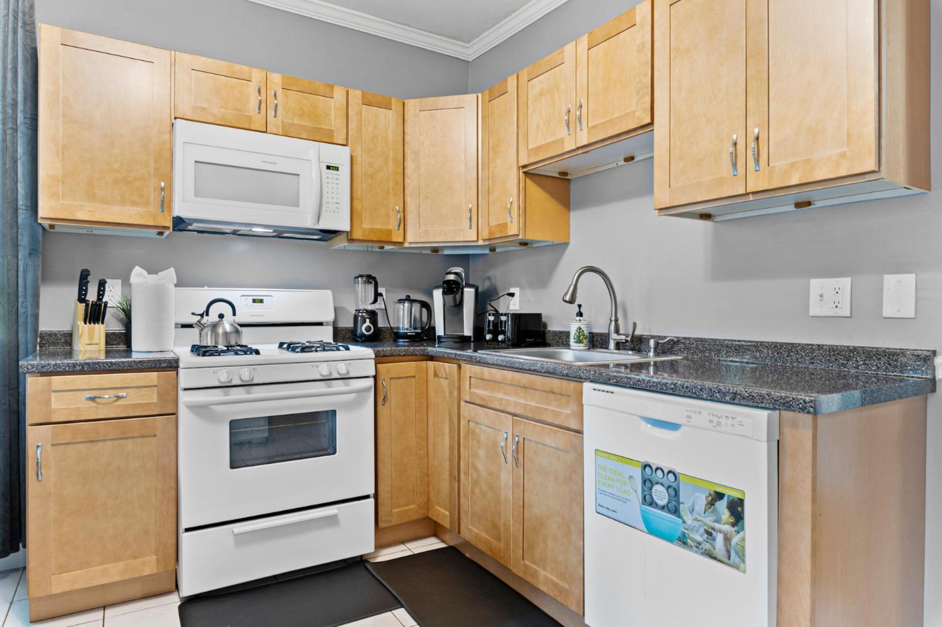 Spacious Apartments Near Ashmont - Evonify Stays Бостон Экстерьер фото